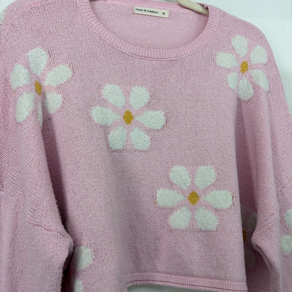 Moon & Madison Size Medium Pink Daisy‎ Floral Cropped Sweater Women Long Sleeve - Picture 2 of 5
